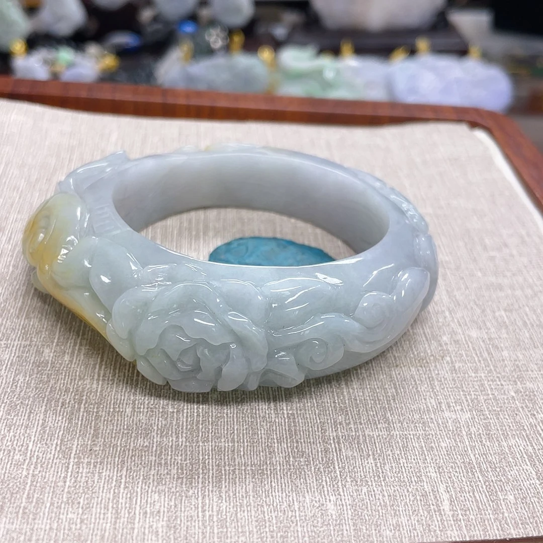 Q****翡翠未镶嵌颈饰手镯