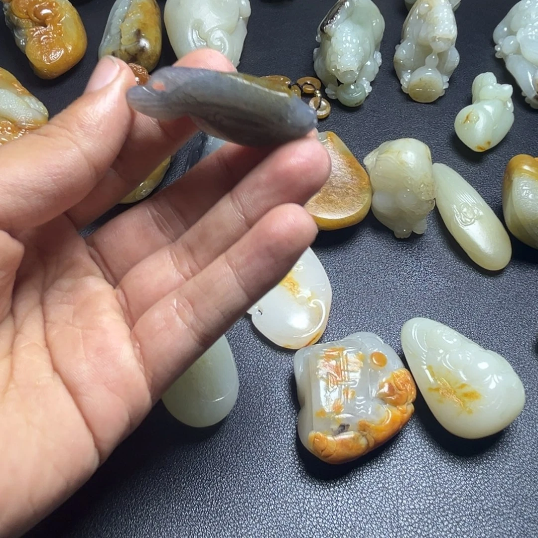 和田玉未镶嵌车挂