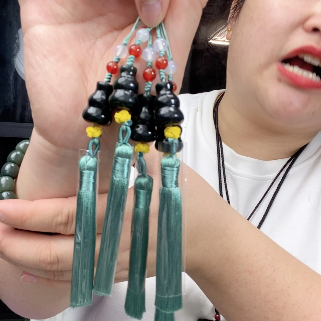 和田玉未镶嵌颈饰葫芦发一个