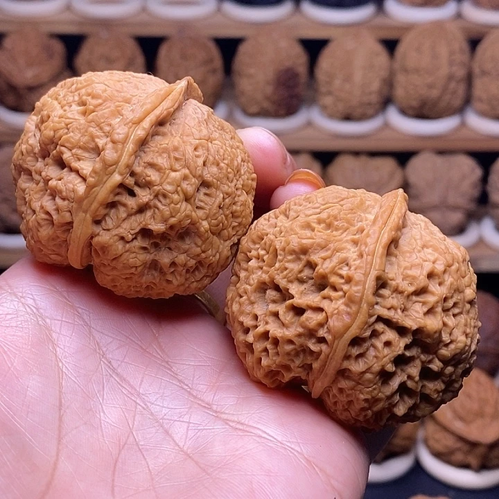 文玩核桃吊坠帝王铁狮子48mm