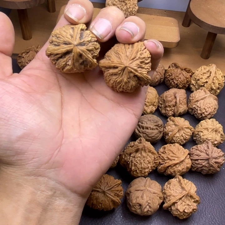 蛤***人桃核吊坠南疆马虎瑕疵黄