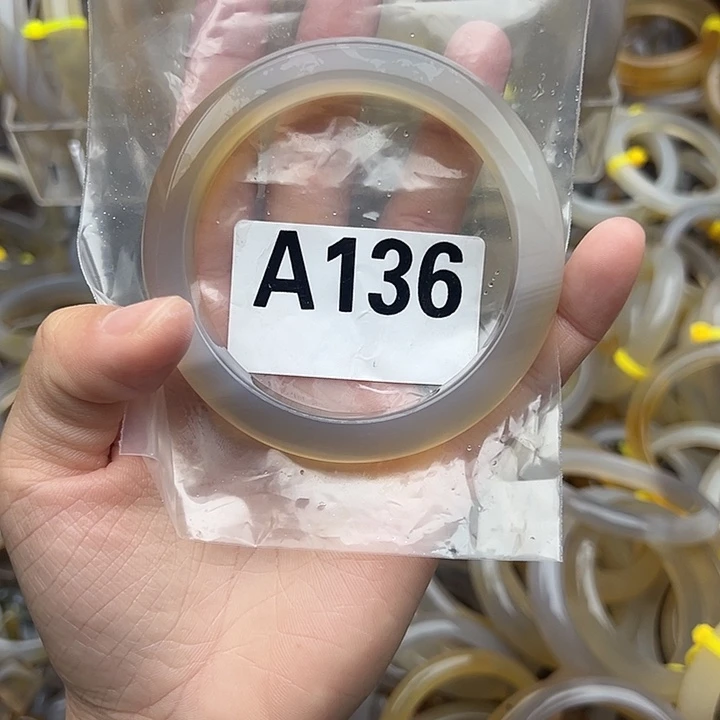 a***王玛瑙/玉髓未镶嵌手镯136