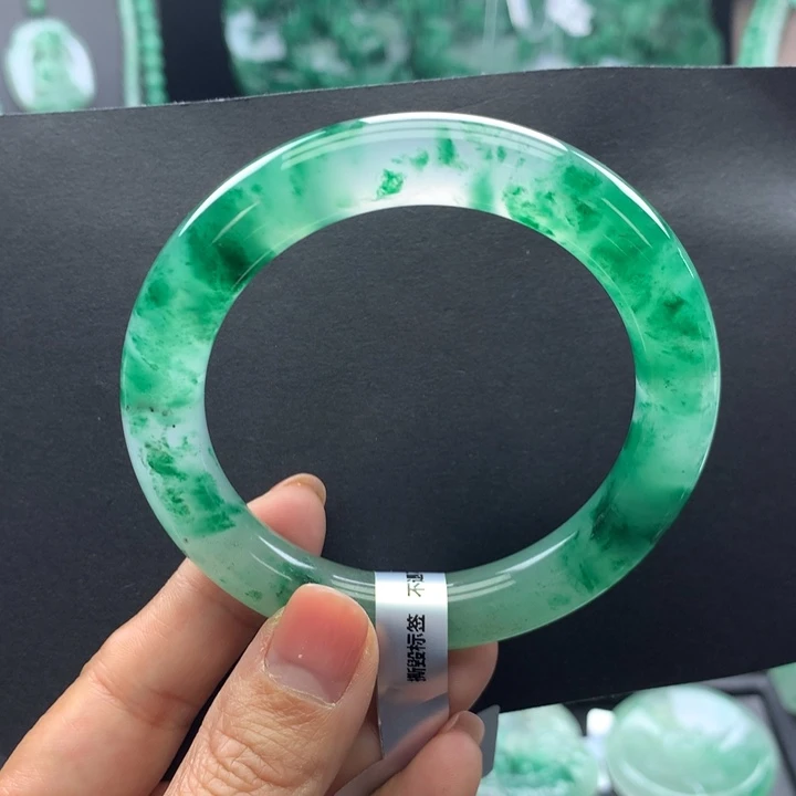 幸***莉石英质玉未镶嵌手镯