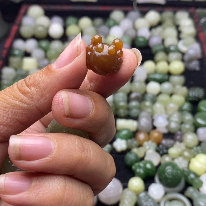 松***鼠和田玉未镶嵌颈饰
