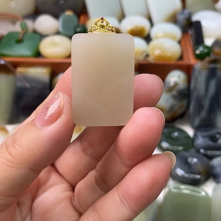 颈饰18K金镶嵌和田玉