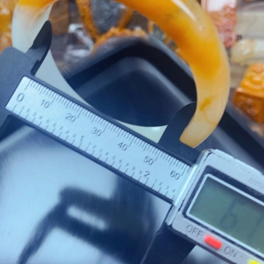 石英质玉（黄龙玉）未镶嵌颈饰