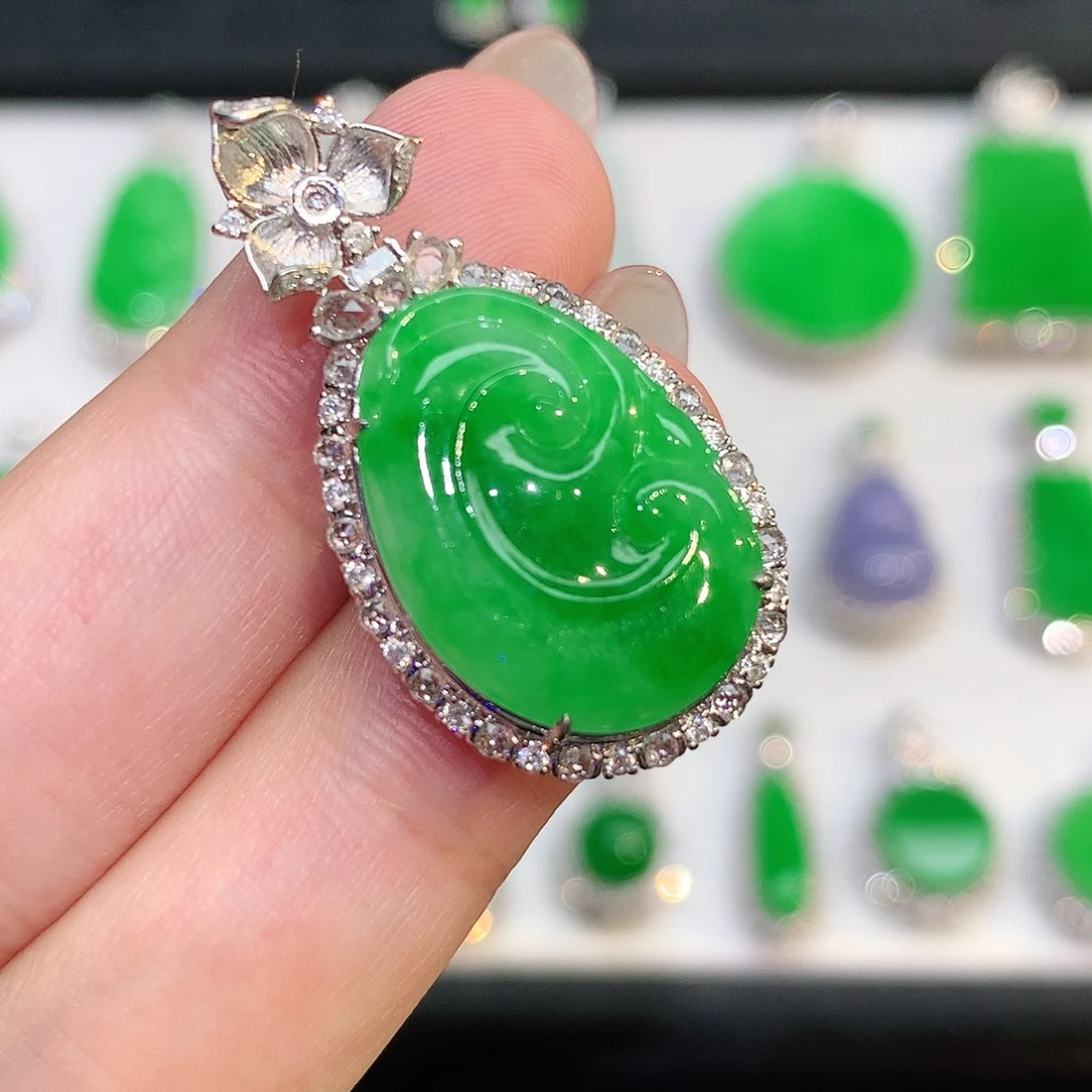 翡翠18K金镶嵌颈饰吊坠