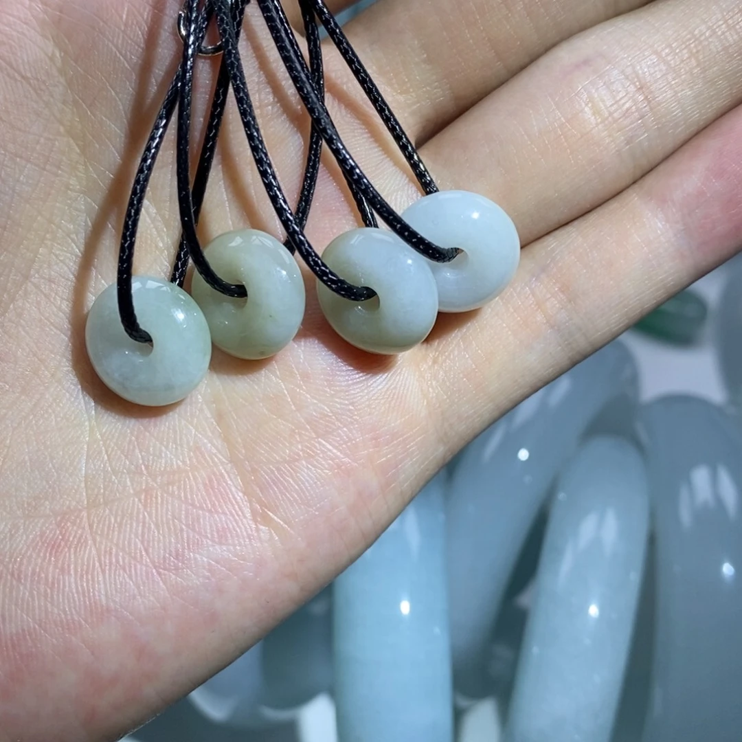 翡翠未镶嵌颈饰翡翠多其样发其一