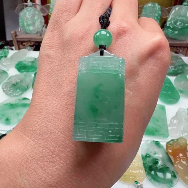 颈饰未镶嵌石英质玉