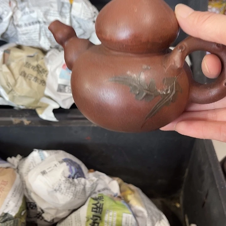 茶壶紫泥原矿泥料手工制作的一把紫砂壶。