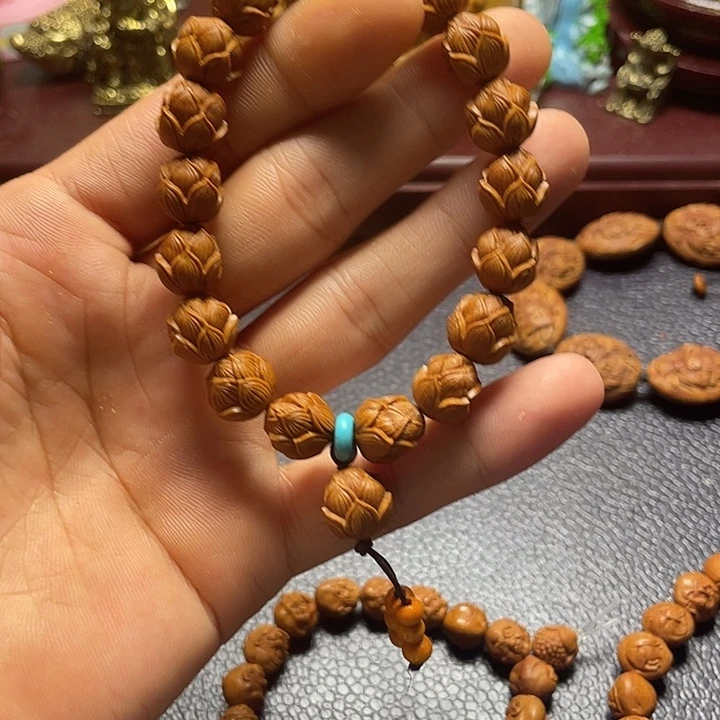 龙纹桃核雕刻莲花