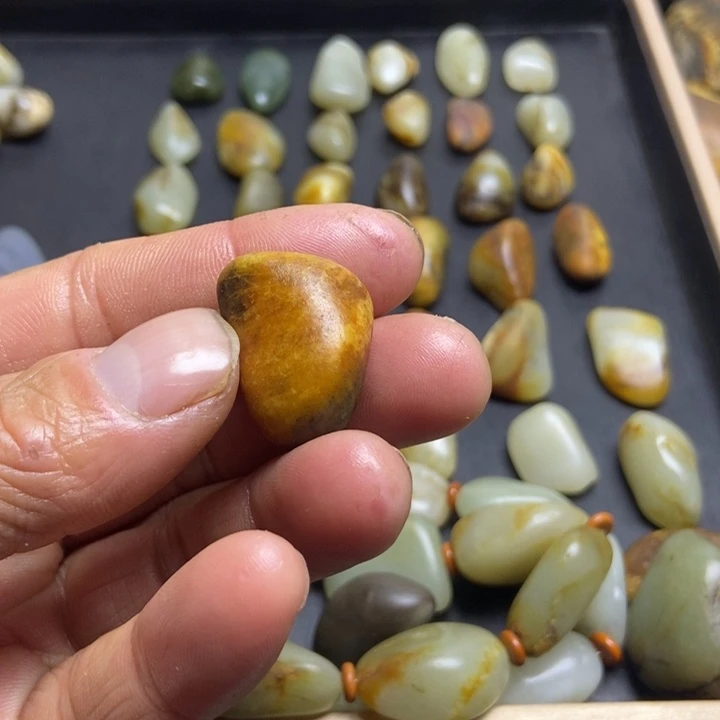 蚂***蚁和田玉（糖玉）未镶嵌珠宝奇石