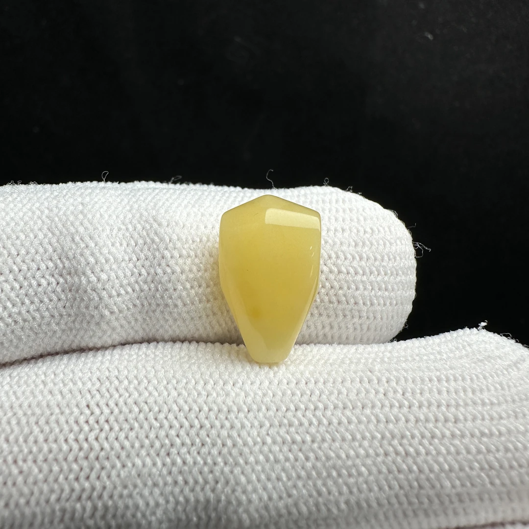 Z3168 天然蜜蜡 鲨鱼背三通 9.2*15mm支持复检