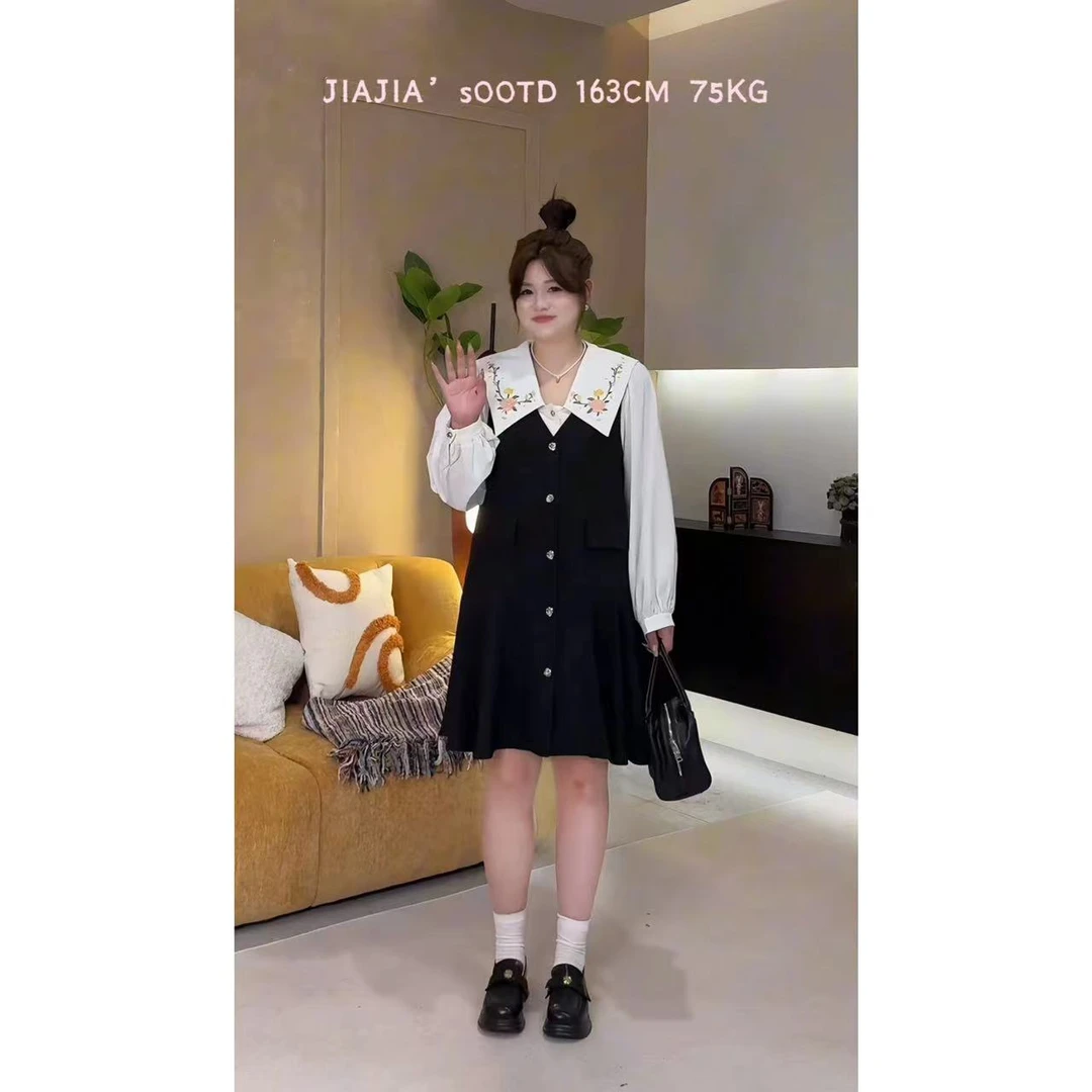 佳佳【长袖娃娃领刺绣衬衫+纯色单排扣马甲裙