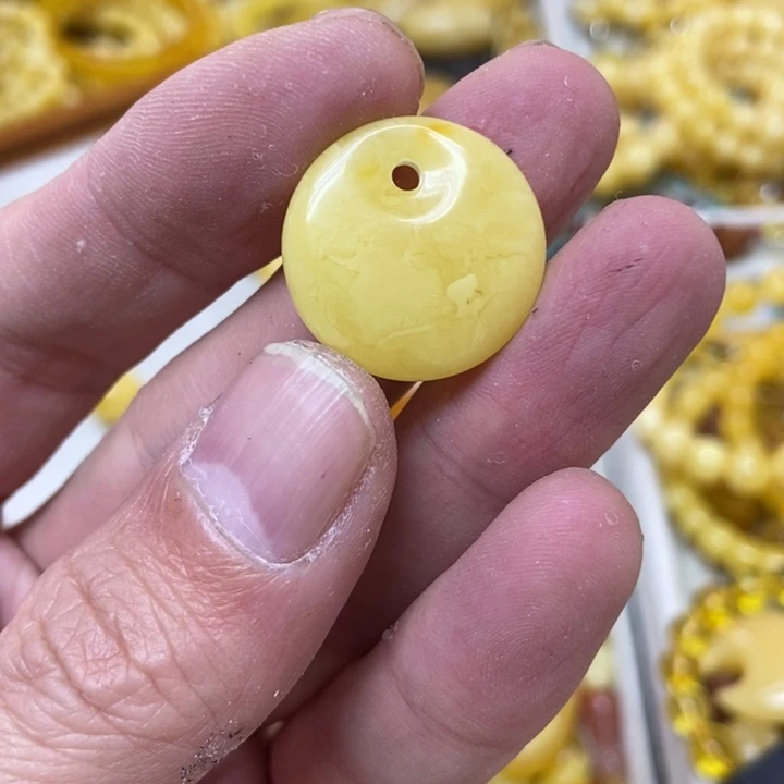 蜜蜡未镶嵌裸石吊坠