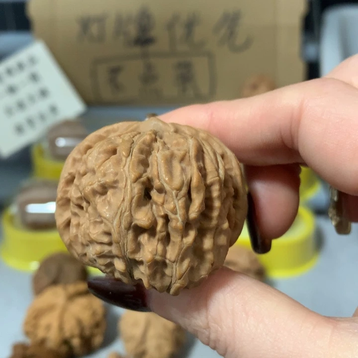 鸿***文玩核桃吊坠异形单只，有瑕疵