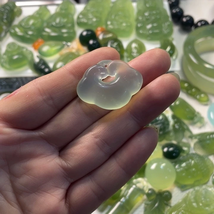 岫玉未镶嵌颈饰吊坠