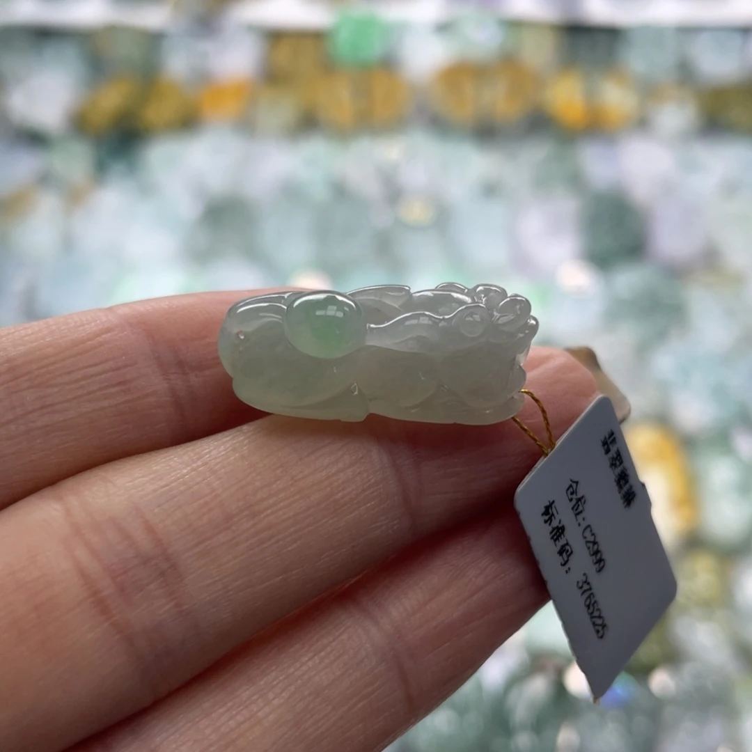 翡翠未镶嵌颈饰貔貅