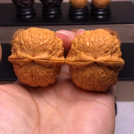 文玩核桃把件金丝绣球30