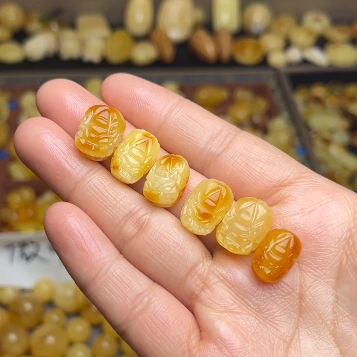 蜜蜡未镶嵌珠宝奇石多样型 俏色小貔貅随机发一个