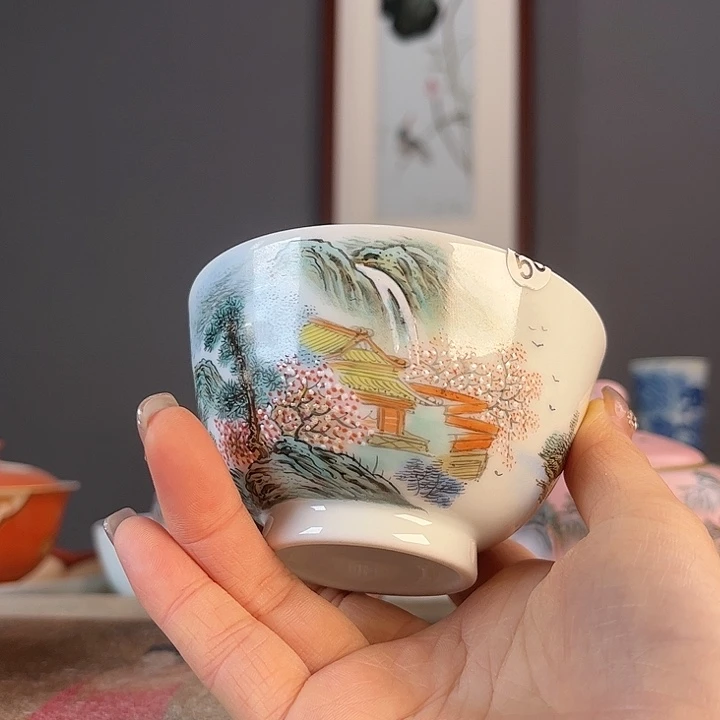 摆件景德镇陶瓷茶杯里