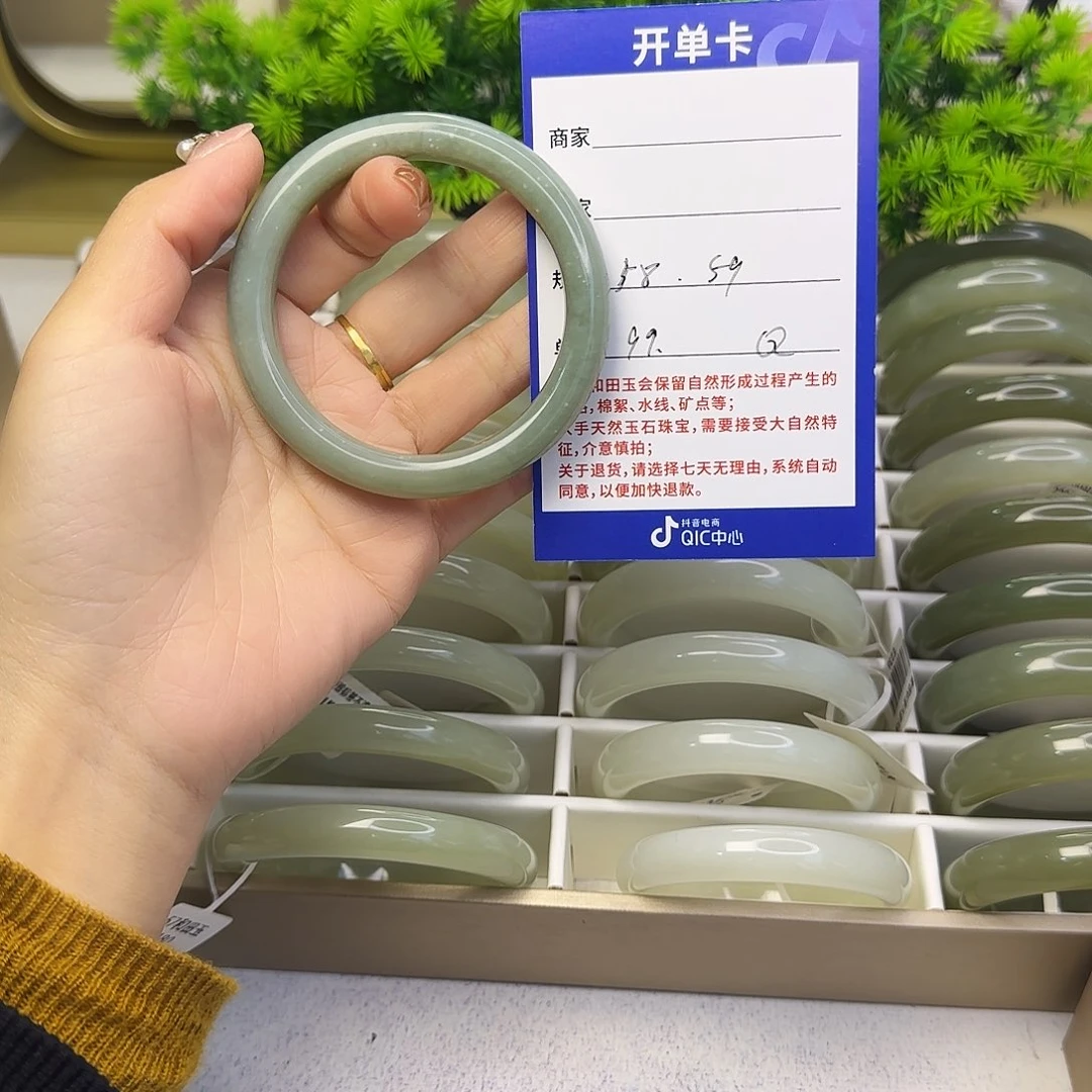 和田玉未镶嵌手镯