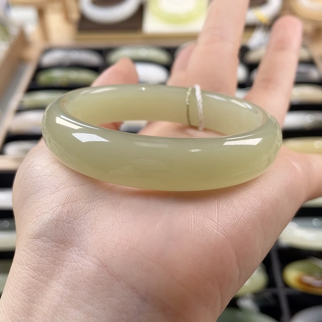 和田玉未镶嵌手镯