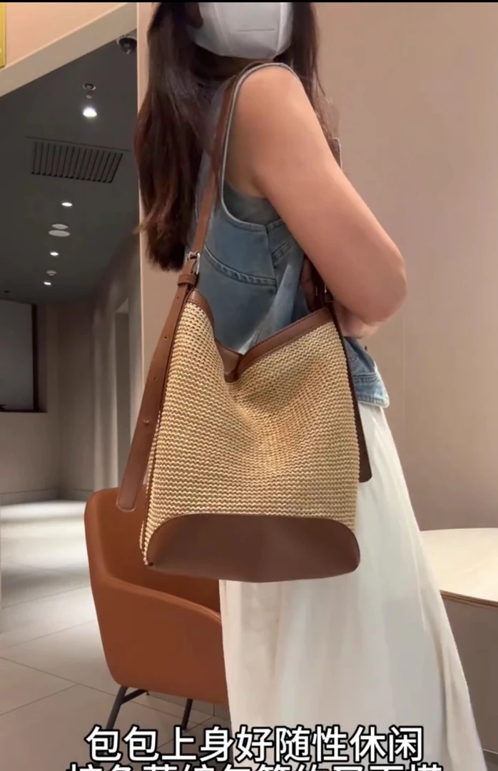 海边休闲编织水桶包包女式2025新款夏天超火大容量草编托特腋下包