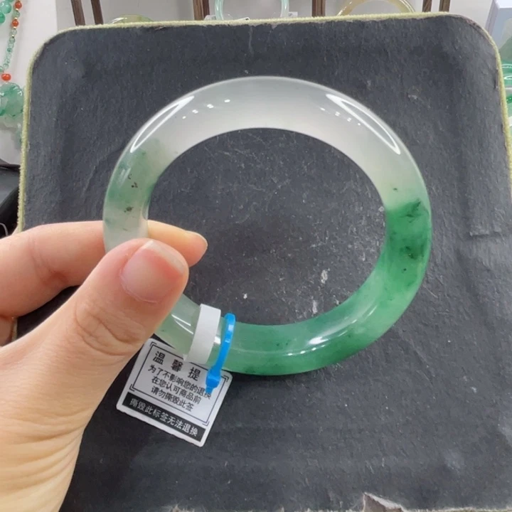 未镶嵌手镯石英质玉（非洲翠）