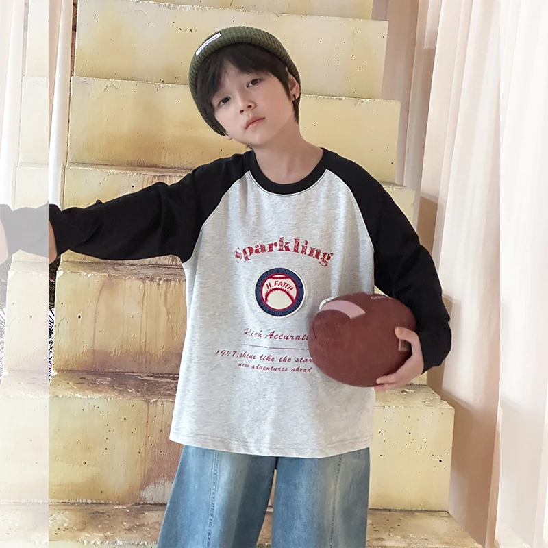 【依妈家】现货儿童秋款贴布标插肩T恤男童全棉字母拼色上衣25F118