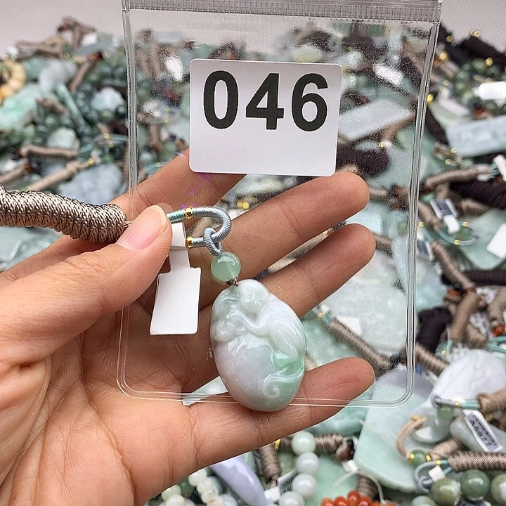 翡翠颈饰未镶嵌佛****）翡翠