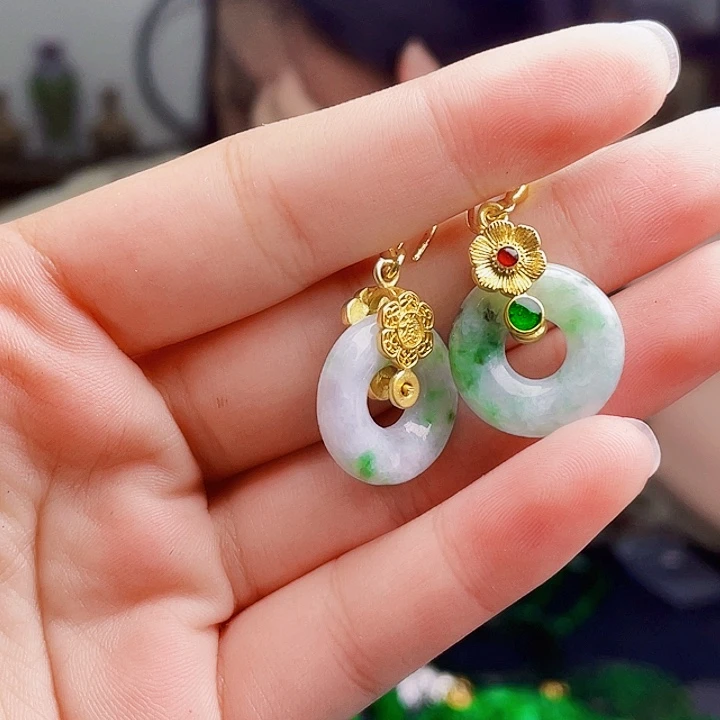 翡翠未镶嵌颈饰多样性