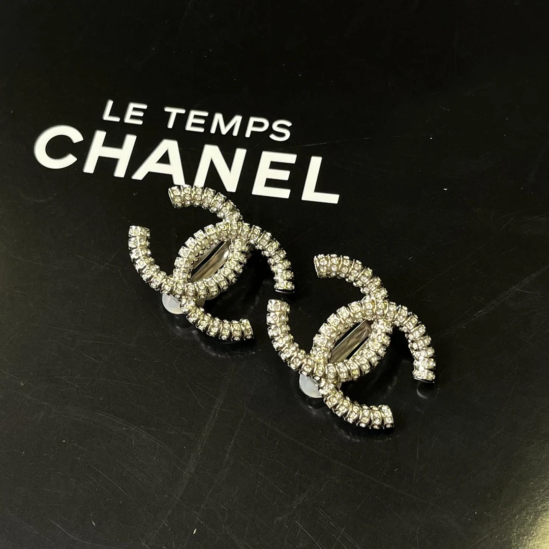 Chanel满钻双c银色大logo耳夹