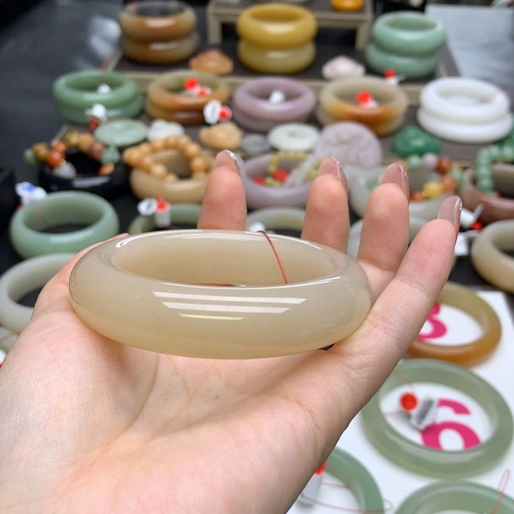 石英质玉手镯未镶嵌