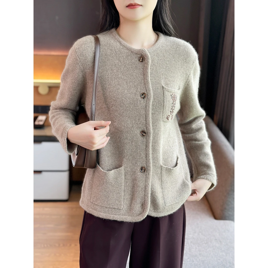 左左家 LP高货元厂纱~厚款100%纯羊绒圆领口袋剌绣老钱风针织开衫