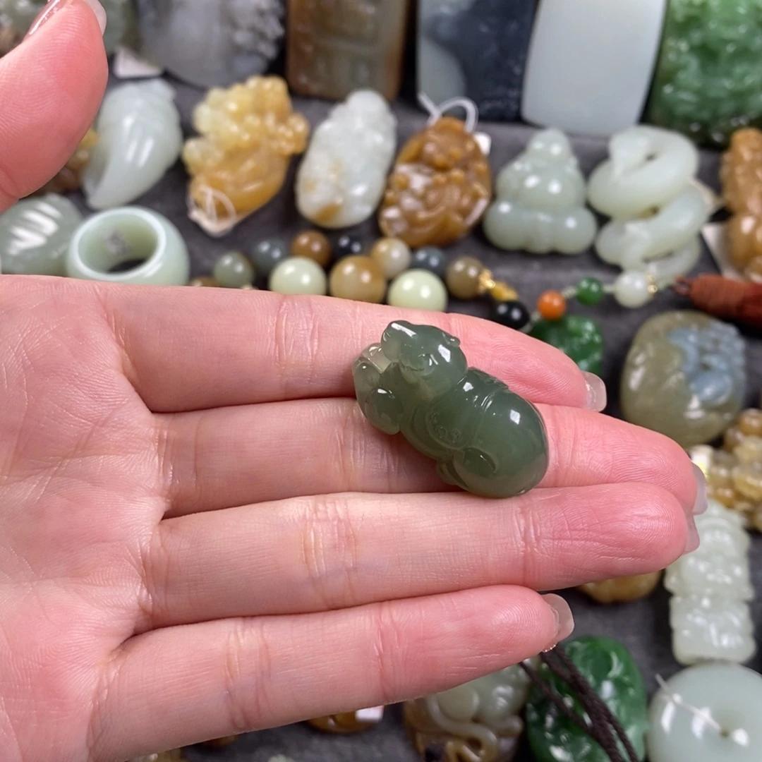 电***心和田玉未镶嵌颈饰