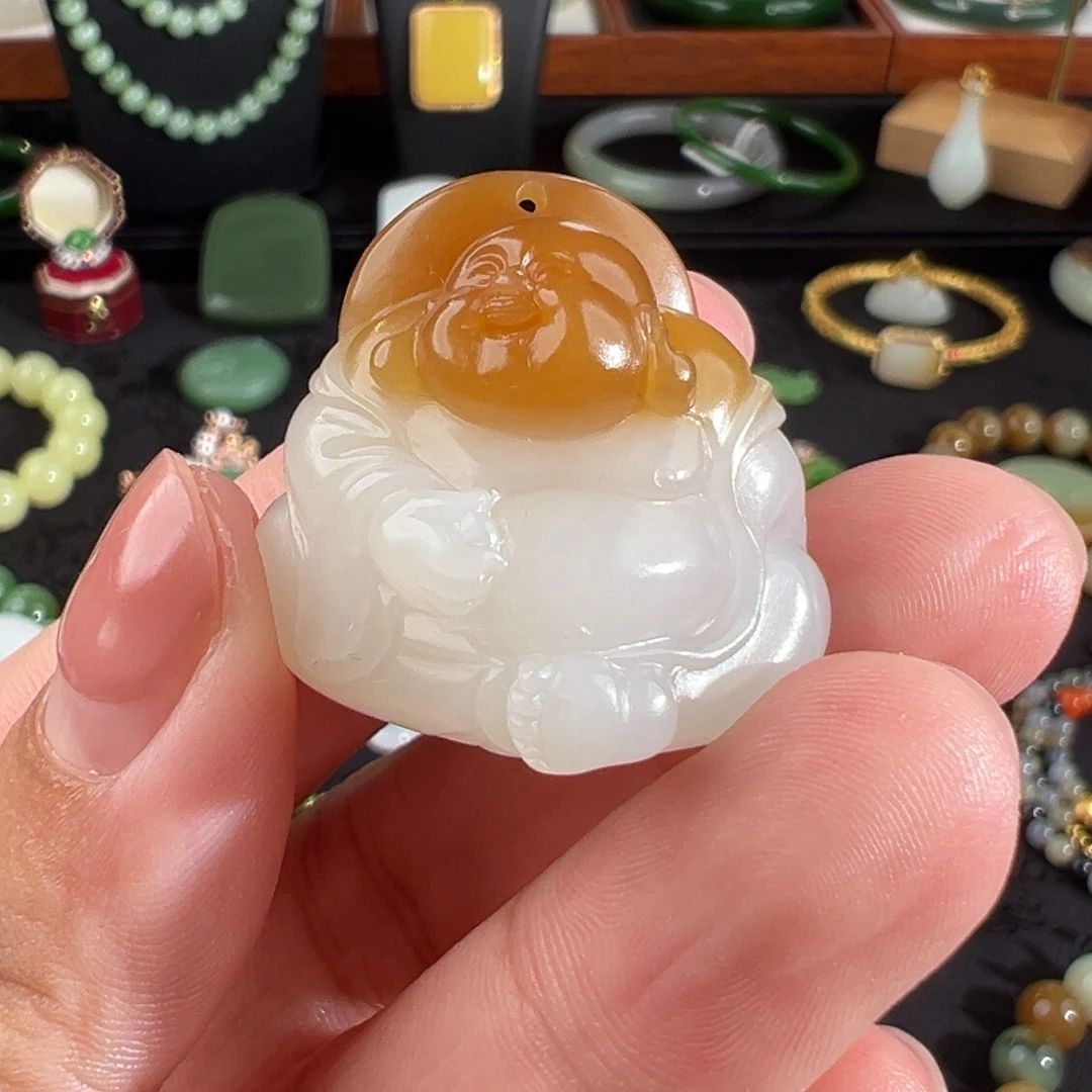 颈饰未镶嵌和田玉（糖玉）新疆且末糖羊脂俏色立体佛公