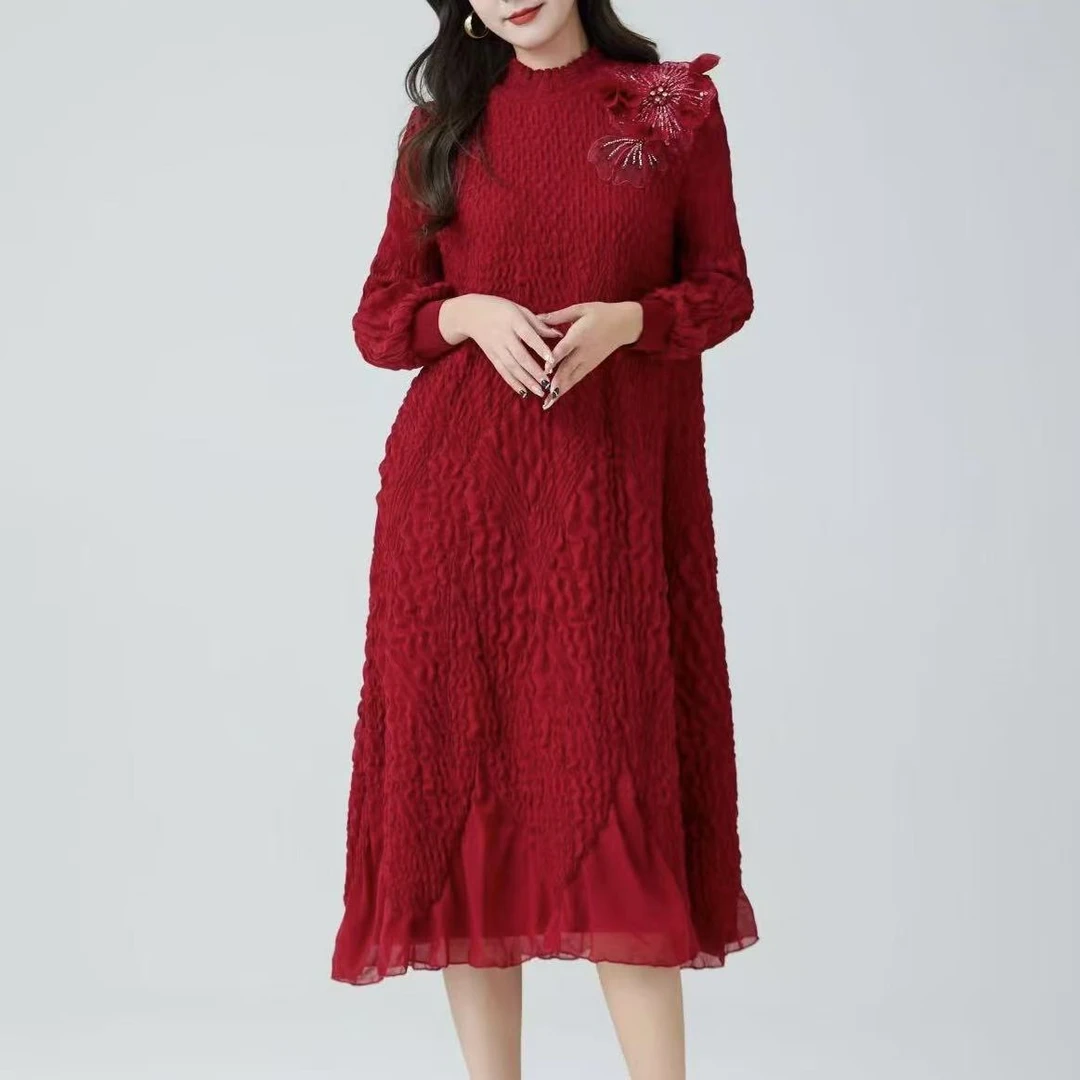 2025褶皱高端刺绣钉珠气质显瘦长袖时尚中长款连衣裙