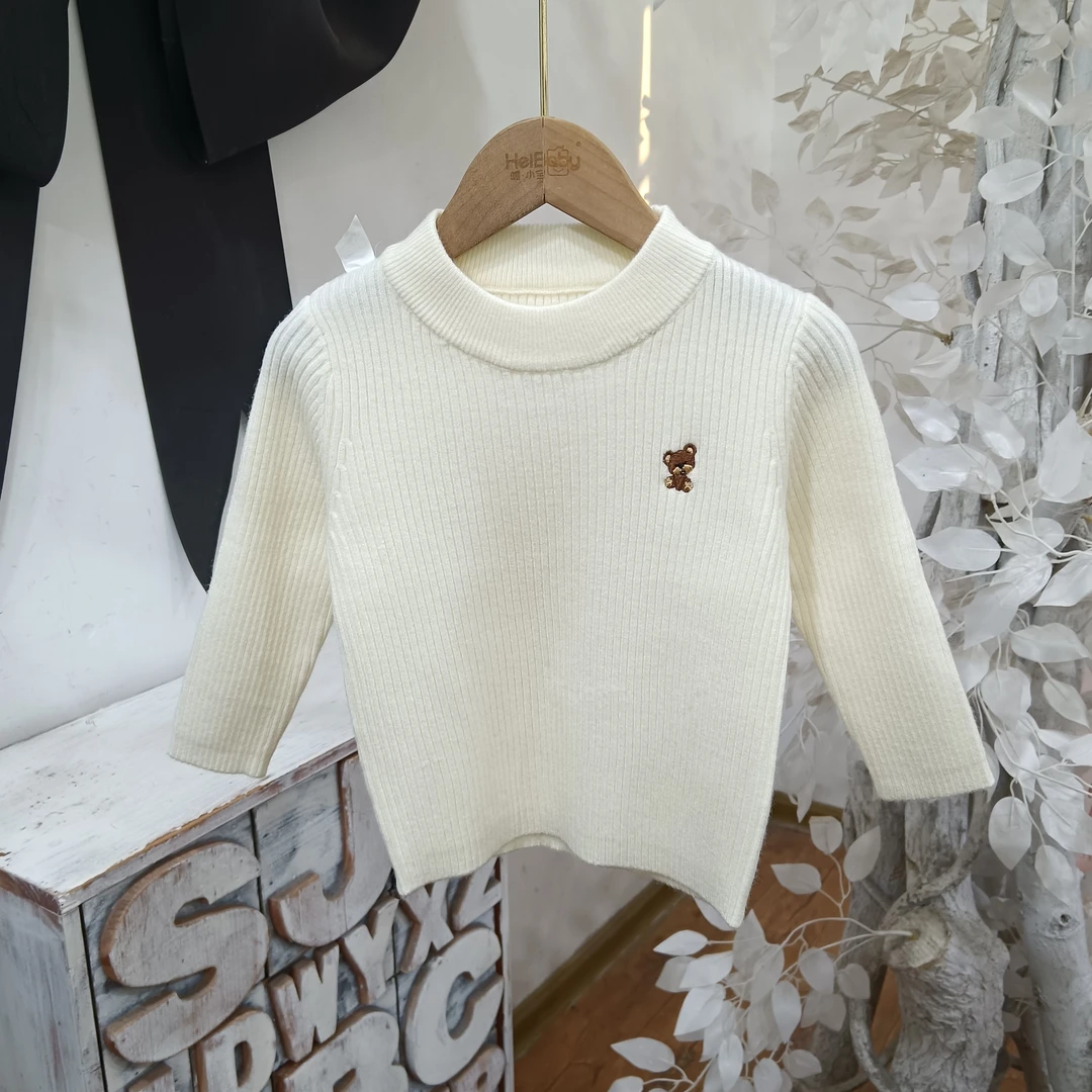 A385白色竖螺纹小熊刺绣毛衣