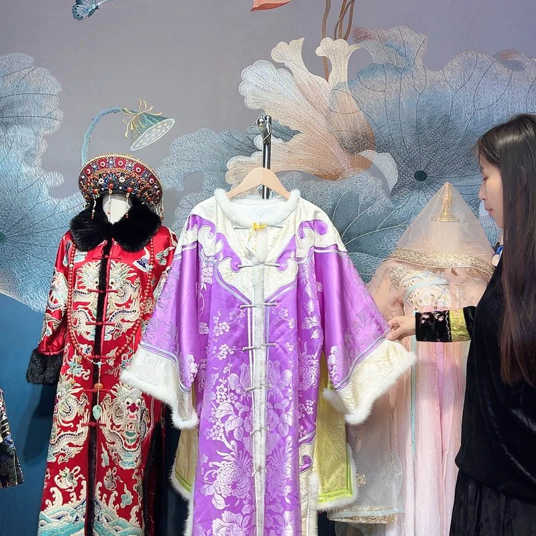 圆领中开宋锦包边老软缎太太服