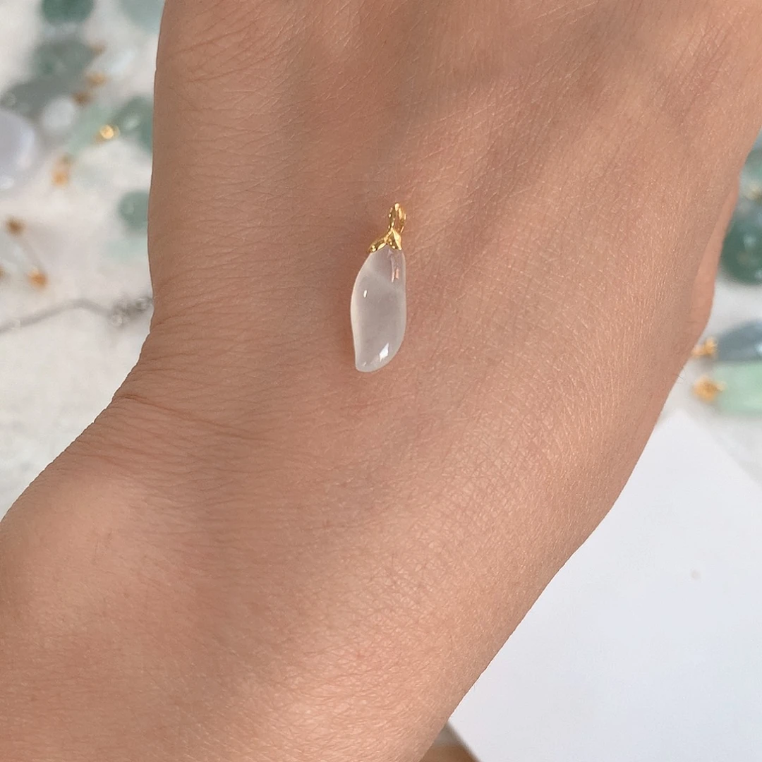 翡翠未镶嵌颈饰西****?瓜