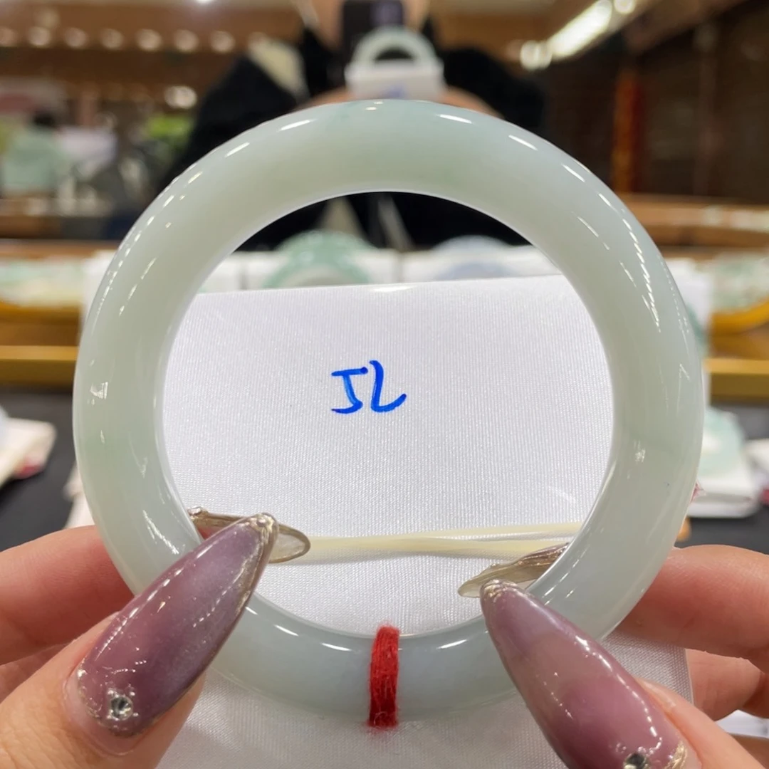 翡翠手镯未镶嵌翡翠