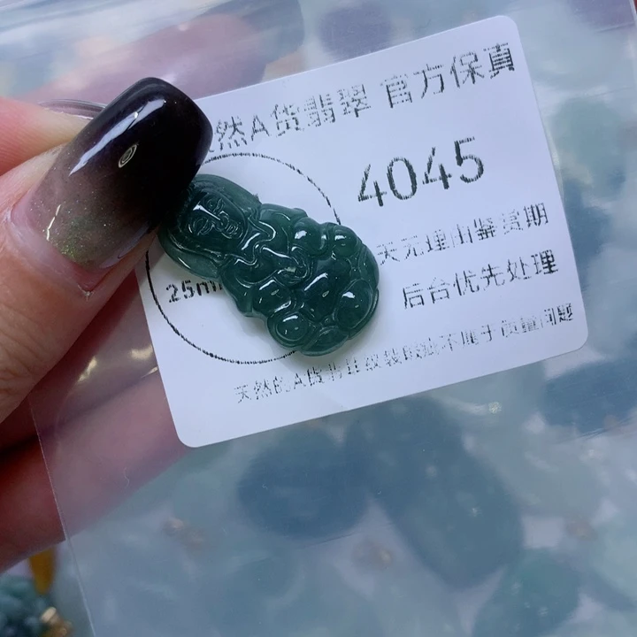 翡翠足银镀金镶嵌颈饰翡翠