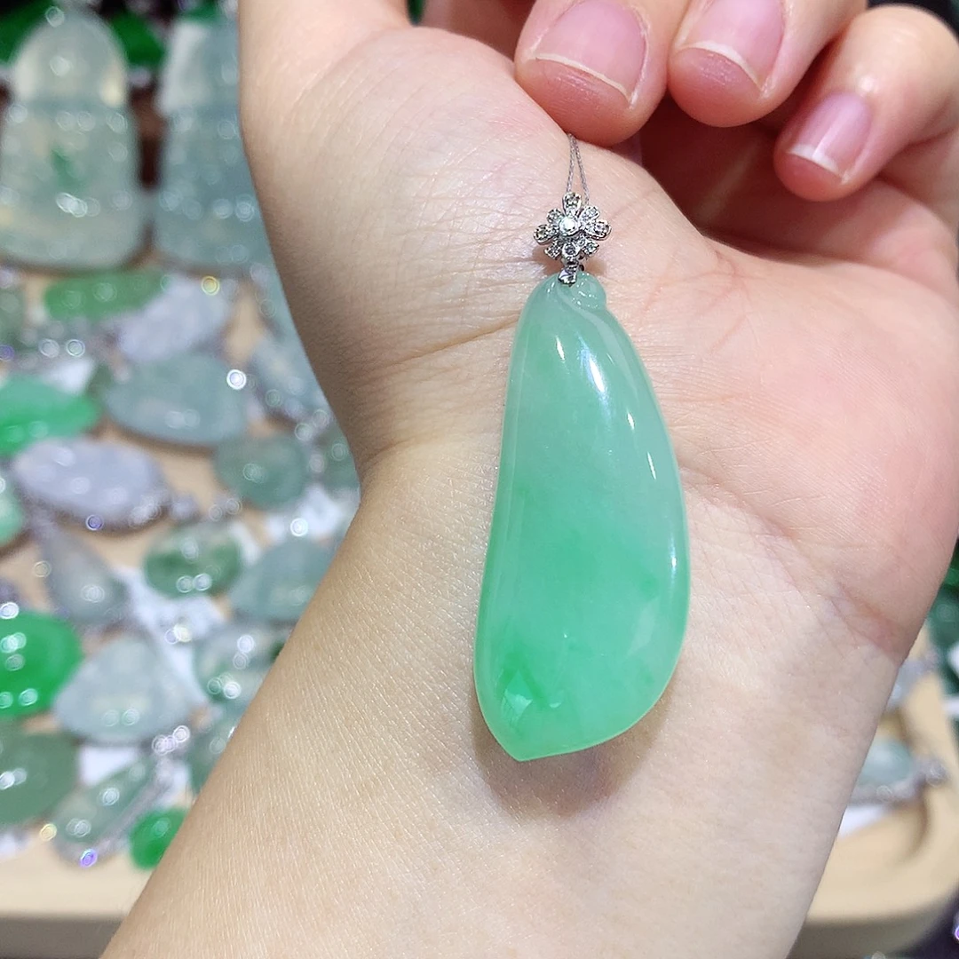 颈饰18K金镶嵌翡翠瓜