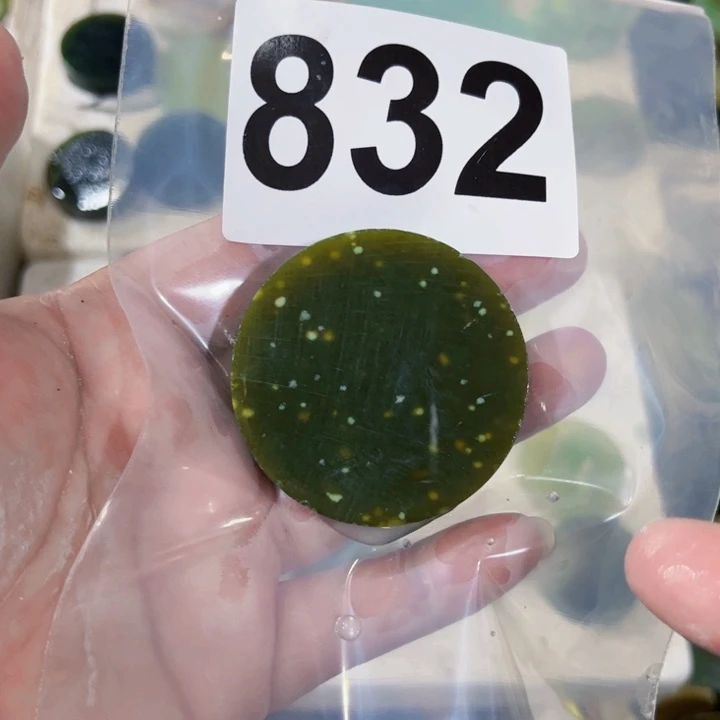 呜***人蛇纹石玉未镶嵌珠宝半成品