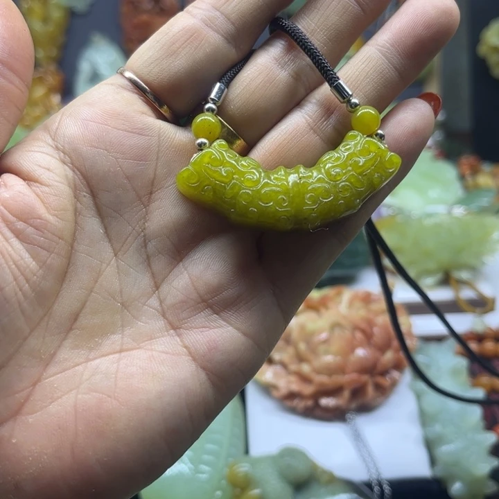 蛇纹石玉未镶嵌颈饰