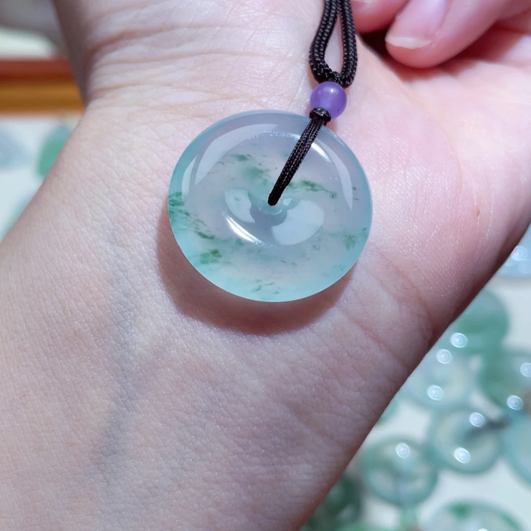 翡翠颈饰未镶嵌平安扣