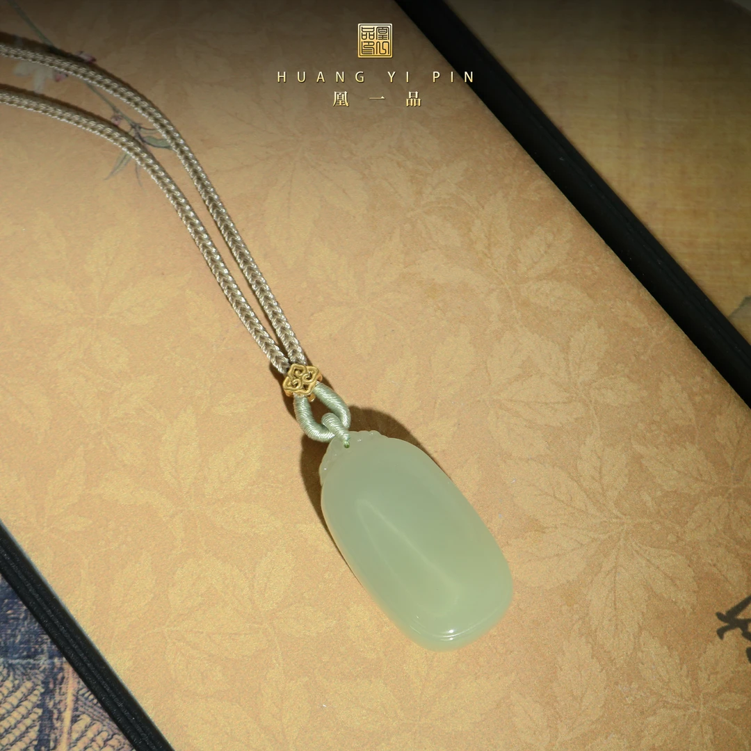 【凰一品】  和田玉晴水无事牌18K金