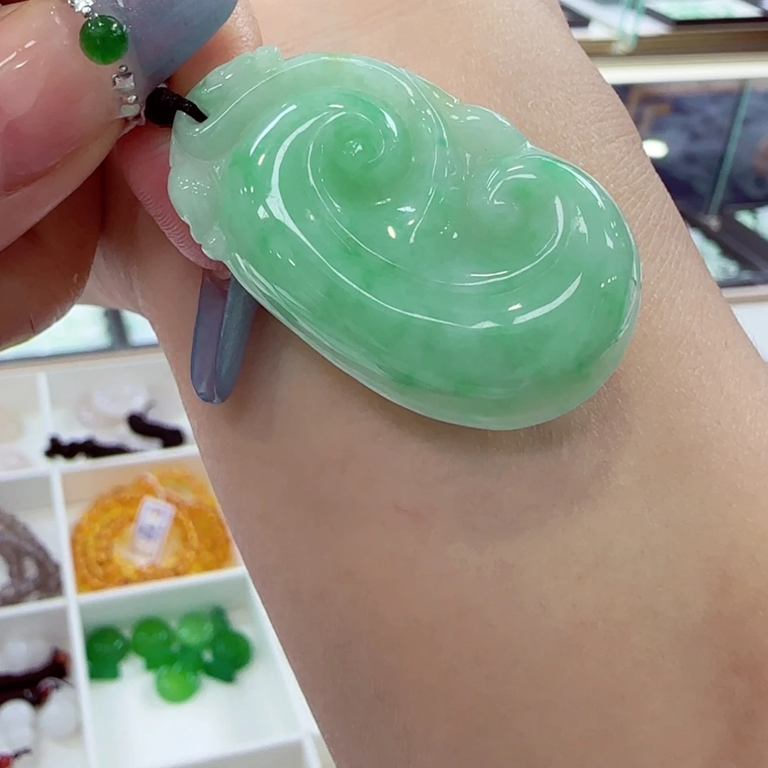 翡翠未镶嵌颈饰如意