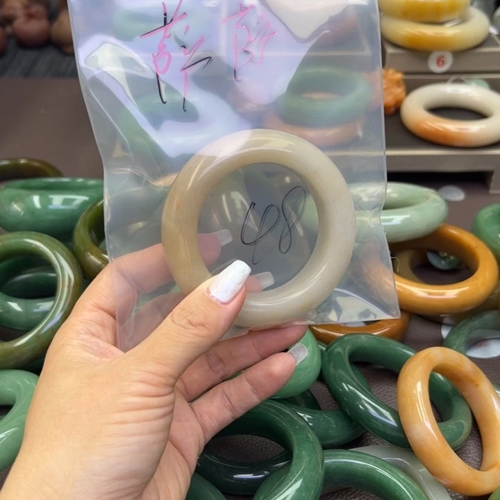 石英岩玉手镯未镶嵌萨*